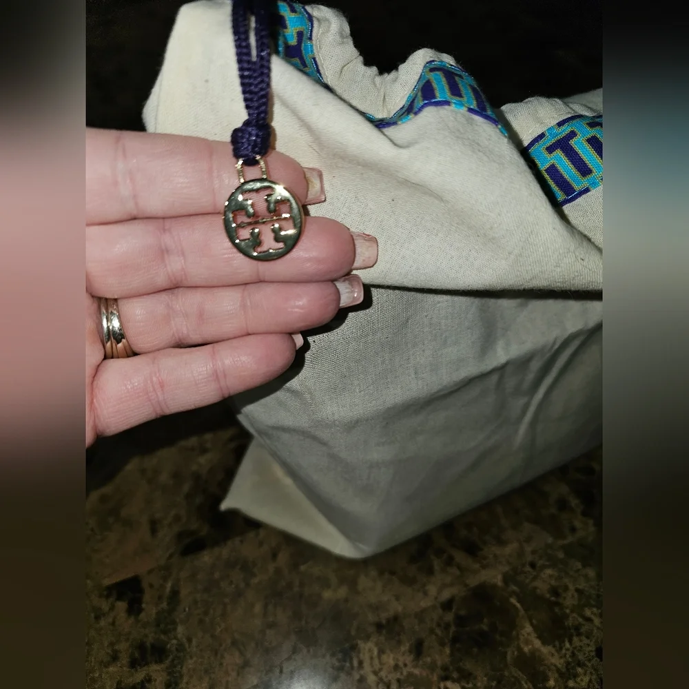 Tory Burch Small McGraw Bucket Bag with a T Monogram pattern. - Picture 7 of 7